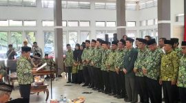 Ketua Pimpinan Daerah DMI Kabupaten Garut, Rd. Aas Kosasih, S.Ag., M.Pd., menyampaikan rencana program pemberdayaan ekonomi jemaah dan revitalisasi masjid seusai pelantikan pengurus DMI periode 2026–2031 di Pendopo Garut, 29 Oktober 2026