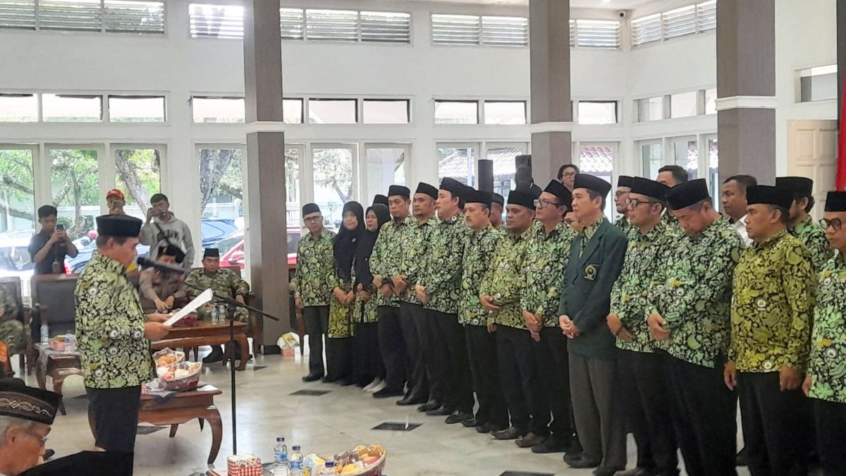 Ketua Pimpinan Daerah DMI Kabupaten Garut, Rd. Aas Kosasih, S.Ag., M.Pd., menyampaikan rencana program pemberdayaan ekonomi jemaah dan revitalisasi masjid seusai pelantikan pengurus DMI periode 2026–2031 di Pendopo Garut, 29 Oktober 2026