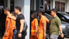 penindakan kepolisian terhadap tersangka dalam kasus dugaan tindak pidana perdagangan orang dan eksploitasi seksual di Garut Selatan, Kabupaten Garut.