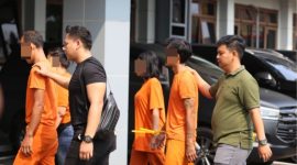 penindakan kepolisian terhadap tersangka dalam kasus dugaan tindak pidana perdagangan orang dan eksploitasi seksual di Garut Selatan, Kabupaten Garut.