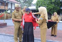 Sekretaris Daerah Kabupaten Garut, Nurdin Yana, memimpin apel gabungan yang dirangkaikan dengan pelepasan kontingen Garut menuju PESONAS II 2026, Senin (12/10/2026).