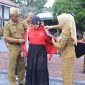 Sekretaris Daerah Kabupaten Garut, Nurdin Yana, memimpin apel gabungan yang dirangkaikan dengan pelepasan kontingen Garut menuju PESONAS II 2026, Senin (12/10/2026).
