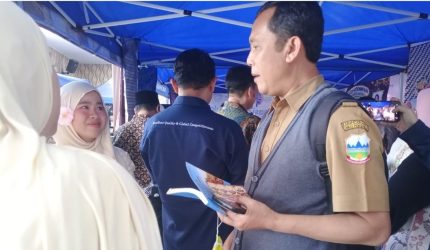 Dr. Ajang Rusmana mengapresiasi inovasi pembelajaran mahasiswa dalam Gelar Karya PPG IPI Garut.