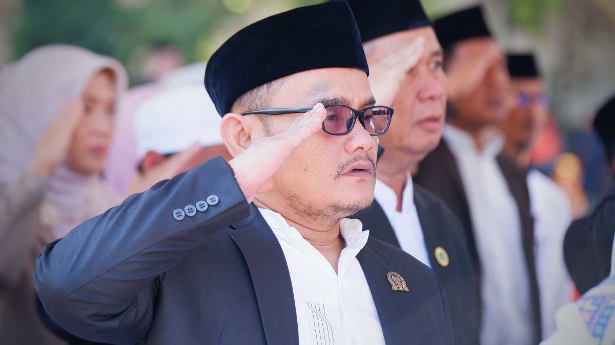 Wakil Ketua DPRD Kabupaten Garut, H. Subhan Fahmi, mengikuti upacara peringatan Hari Santri Nasional 2026 di Alun-Alun Garut, 22 Oktober 2026.