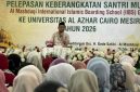 Novelis Habiburrahman El Shirazy atau Kang Abik saat hadir dalam kajian Quality Time with Parents Al Mashduqi Islamic School Garut, Sabtu (17/10/2026).