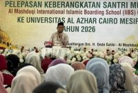 Novelis Habiburrahman El Shirazy atau Kang Abik saat hadir dalam kajian Quality Time with Parents Al Mashduqi Islamic School Garut, Sabtu (17/10/2026).