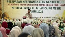 Novelis Habiburrahman El Shirazy atau Kang Abik saat hadir dalam kajian Quality Time with Parents Al Mashduqi Islamic School Garut, Sabtu (17/10/2026).
