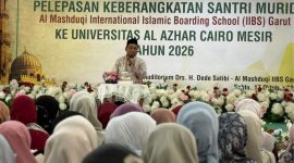 Novelis Habiburrahman El Shirazy atau Kang Abik saat hadir dalam kajian Quality Time with Parents Al Mashduqi Islamic School Garut, Sabtu (17/10/2026).