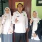 Plt Kepala MAN 1 Garut berfoto bersama siswi usai melaksanakan Tes Kemampuan Akademik (TKA) di ruang komputer MAN 1 Garut, Jalan Jend. Ahmad Yani Koropeak, Suci, Kecamatan Karangpawitan, Kabupaten Garut, Selasa (27/10/2026).