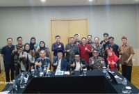 Ketua Pimpinan Daerah Muhammadiyah (PDM) Garut, Dr. Agus Rahmat Nugraha, M.Ag., foto bersama peserta usai Rapat Program Akreditasi (RPA) Tahap 2 BAN-PDM Provinsi Jawa Barat di Hotel Grand Tjokro Premiere Cihampelas, Bandung, Rabu (28/10/2026).