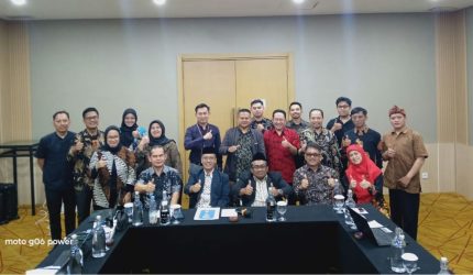Ketua PDM Garut Dr. Agus Rahmat Nugraha, M.Ag., foto bersama peserta usai Rapat Program Akreditasi Tahap 2 BAN-PDM Jawa Barat.