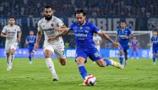 Ilustrasi Persib Bandung dan Dewa United berbagi poin setelah bermain imbang 2-2.