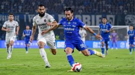 Ilustrasi Persib Bandung dan Dewa United berbagi poin setelah bermain imbang 2-2.