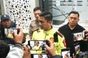 Kapolres Garut AKBP Niko N. Adi Putra menyampaikan keterangan terkait penangkapan tersangka dugaan penembakan seorang pelajar menggunakan airgun di Kecamatan Sukawening, Kabupaten Garut. Minggu (11/10/2026). Foto: Dokumentasi Polres Garut.