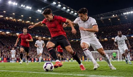 Pemain Manchester United berlaga dalam pertandingan sepak bola di Old Trafford.
