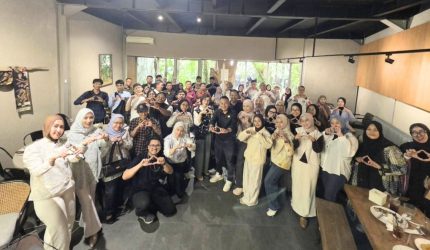 Notaris Agustine Merdekawati foto bersama para developer dan mitra usaha usai acara Sharing Session RUPS Tahunan PT di Garut.