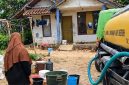 Perumda Air Minum Tirta Intan Garut menyalurkan bantuan air bersih kepada warga Kampung Simpang dan Kampung Cigugur, Desa Cipangramatan, Kecamatan Cikajang, Kamis (8/10/2026). Foto: koran fakta