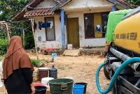 Perumda Air Minum Tirta Intan Garut menyalurkan bantuan air bersih kepada warga Kampung Simpang dan Kampung Cigugur, Desa Cipangramatan, Kecamatan Cikajang, Kamis (8/10/2026). Foto: koran fakta
