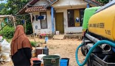 Perumda Air Minum Tirta Intan Garut menyalurkan bantuan air bersih kepada warga Kampung Simpang dan Kampung Cigugur, Desa Cipangramatan, Kecamatan Cikajang, Kamis (8/10/2026). Foto: koran fakta