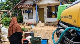 Perumda Air Minum Tirta Intan Garut menyalurkan bantuan air bersih kepada warga Kampung Simpang dan Kampung Cigugur, Desa Cipangramatan, Kecamatan Cikajang, Kamis (8/10/2026). Foto: koran fakta 