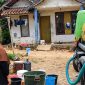 Perumda Air Minum Tirta Intan Garut menyalurkan bantuan air bersih kepada warga Kampung Simpang dan Kampung Cigugur, Desa Cipangramatan, Kecamatan Cikajang, Kamis (8/10/2026). Foto: koran fakta 