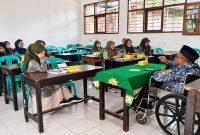 Ketua PDM Garut Dr. Agus Rahmat Nugraha, M.Ag. memberikan pembinaan kepada guru dan komite SMAM 1 Garut.