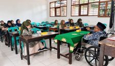 Ketua PDM Garut Dr. Agus Rahmat Nugraha, M.Ag. memberikan pembinaan kepada guru dan komite SMAM 1 Garut.