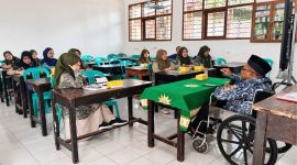 Ketua PDM Garut Dr. Agus Rahmat Nugraha, M.Ag. memberikan pembinaan kepada guru dan komite SMAM 1 Garut.