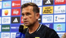 Pelatih Persib Bandung Igor Tolic menyampaikan perkembangan kondisi Gakuto Notsuda dan Beckham Putra Nugraha menjelang pertandingan melawan Persik Kediri, Sabtu (17/10/2026). ( Dok. Persib)