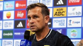 Pelatih Persib Bandung Igor Tolic menyampaikan perkembangan kondisi Gakuto Notsuda dan Beckham Putra Nugraha menjelang pertandingan melawan Persik Kediri, Sabtu (17/10/2026). ( Dok. Persib)