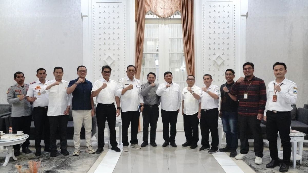 Bupati Garut Abdusy Syakur Amin bersama Manager PLN UP3 Garut M. Akbar Hurianda membahas pelayanan listrik dan dukungan kebutuhan energi bagi investasi di Kabupaten Garut, Rabu (30/9/2026