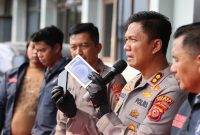 Polres Garut mengungkap kasus pencurian disertai ancaman senjata tajam di Jalan Cimanuk, Kecamatan Tarogong Kidul.