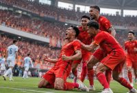 Ilustrasi selebrasi pemain Persija Jakarta dalam pertandingan sepak bola.