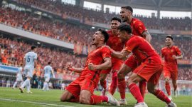 Ilustrasi selebrasi pemain Persija Jakarta dalam pertandingan sepak bola.