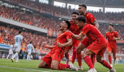 Pemain Persija Jakarta merayakan gol dalam pertandingan sepak bola.