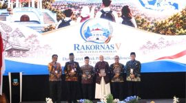 Wamendikdasmen Atip Latipulhayat menyampaikan arahan saat pembukaan Rakornas V Forum Dewan Pendidikan Kabupaten/Kota se-Indonesia di Hotel Harmoni Garut, Oktober 2026. Sesuaikan dengan tanggal dan momen yang terlihat dalam foto asli.