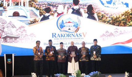 Wamendikdasmen Atip Latipulhayat membuka Rakornas V Forum Dewan Pendidikan Kabupaten/Kota se-Indonesia di Garut.