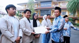 Rektor Universitas Garut, Dr. Irfan Nabhani, S.E., M.T., menyerahkan penghargaan kepada pemenang Lomba Video KKN Tematik UNIGA Tahun 2026 dalam apel pagi di halaman kampus Universitas Garut, Senin (12/10/2026).