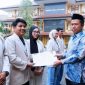Rektor Universitas Garut, Dr. Irfan Nabhani, S.E., M.T., menyerahkan penghargaan kepada pemenang Lomba Video KKN Tematik UNIGA Tahun 2026 dalam apel pagi di halaman kampus Universitas Garut, Senin (12/10/2026).
