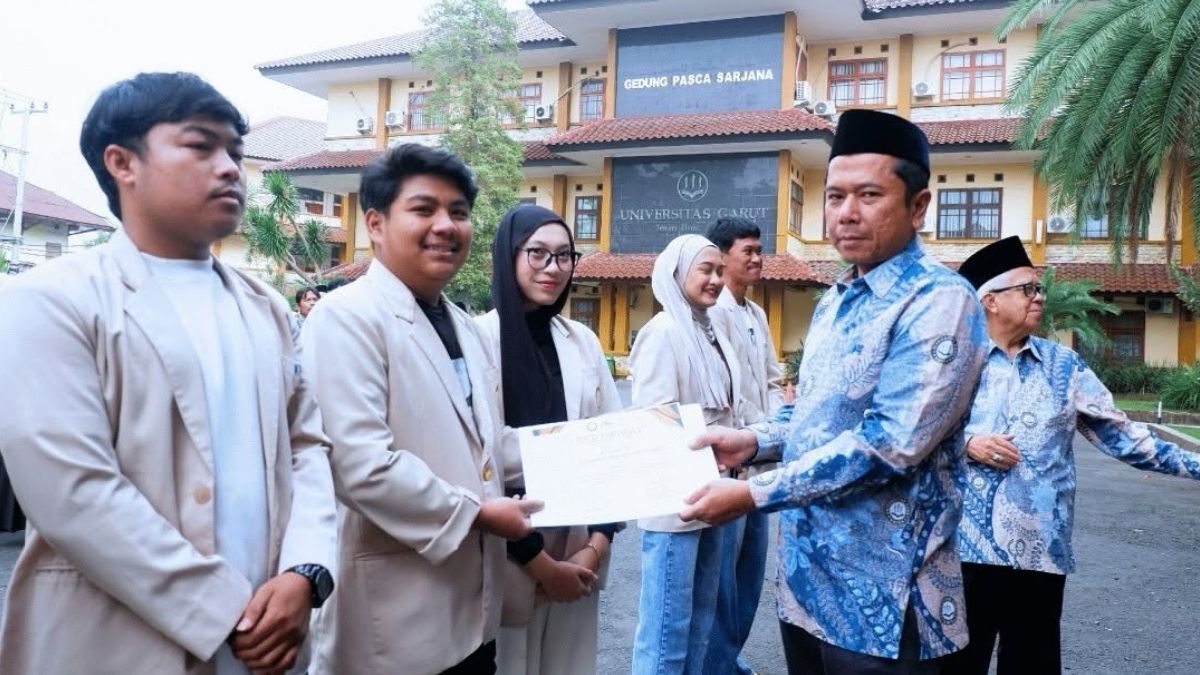 Rektor Universitas Garut, Dr. Irfan Nabhani, S.E., M.T., menyerahkan penghargaan kepada pemenang Lomba Video KKN Tematik UNIGA Tahun 2026 dalam apel pagi di halaman kampus Universitas Garut, Senin (12/10/2026).