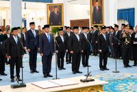 Presiden Prabowo Subianto melantik Dudung Abdurachman sebagai Menko Polkam dalam reshuffle kabinet di Istana Negara, Jakarta, Kamis (1/10/2026).( YT. Setpres)