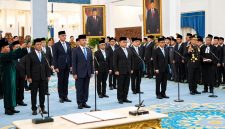 Presiden Prabowo Subianto melantik Dudung Abdurachman sebagai Menko Polkam dalam reshuffle kabinet di Istana Negara, Jakarta, Kamis (1/10/2026).( YT. Setpres)