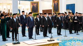 Presiden Prabowo Subianto melantik Dudung Abdurachman sebagai Menko Polkam dalam reshuffle kabinet di Istana Negara, Jakarta, Kamis (1/10/2026).( YT. Setpres)