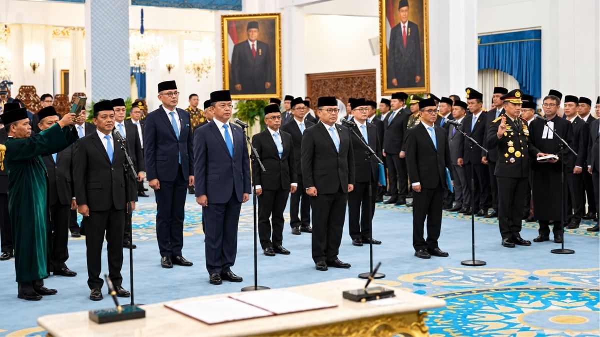 Presiden Prabowo Subianto melantik Dudung Abdurachman sebagai Menko Polkam dalam reshuffle kabinet di Istana Negara, Jakarta, Kamis (1/10/2026).( YT. Setpres)