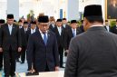 Rocky Gerung menandatangani berita acara setelah dilantik sebagai anggota Wantimpres di Istana Kepresidenan, Jakarta, Jumat (2/10/2026).( YouTube sekretariat presiden