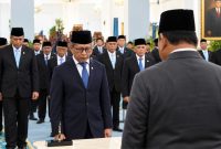 Rocky Gerung menandatangani berita acara setelah dilantik sebagai anggota Wantimpres di Istana Kepresidenan, Jakarta, Jumat (2/10/2026).( YouTube sekretariat presiden 