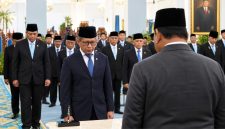 Rocky Gerung menandatangani berita acara setelah dilantik sebagai anggota Wantimpres di Istana Kepresidenan, Jakarta, Jumat (2/10/2026).( YouTube sekretariat presiden