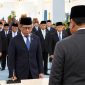 Rocky Gerung menandatangani berita acara setelah dilantik sebagai anggota Wantimpres di Istana Kepresidenan, Jakarta, Jumat (2/10/2026).( YouTube sekretariat presiden 