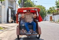 Bupati Garut ke-26 H Rudy Gunawan menyampaikan tanggapan mengenai bantuan becak listrik untuk para pengemudi becak di Kabupaten Garut, Selasa (29/9/2026).