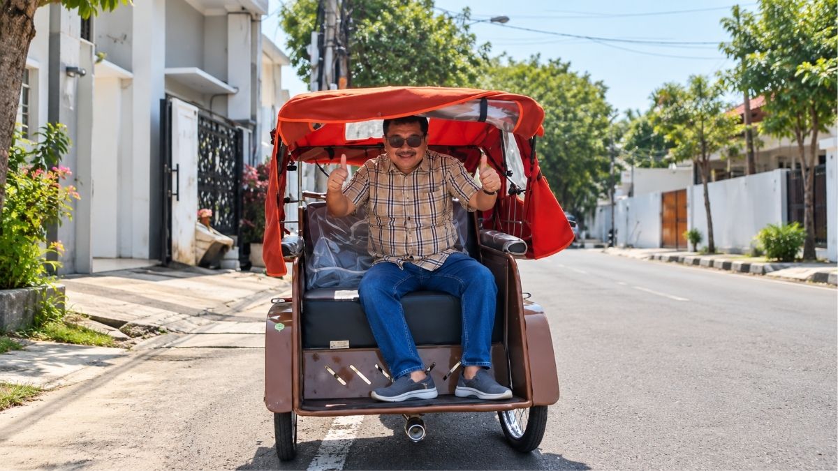 Bupati Garut ke-26 H Rudy Gunawan menyampaikan tanggapan mengenai bantuan becak listrik untuk para pengemudi becak di Kabupaten Garut, Selasa (29/9/2026).